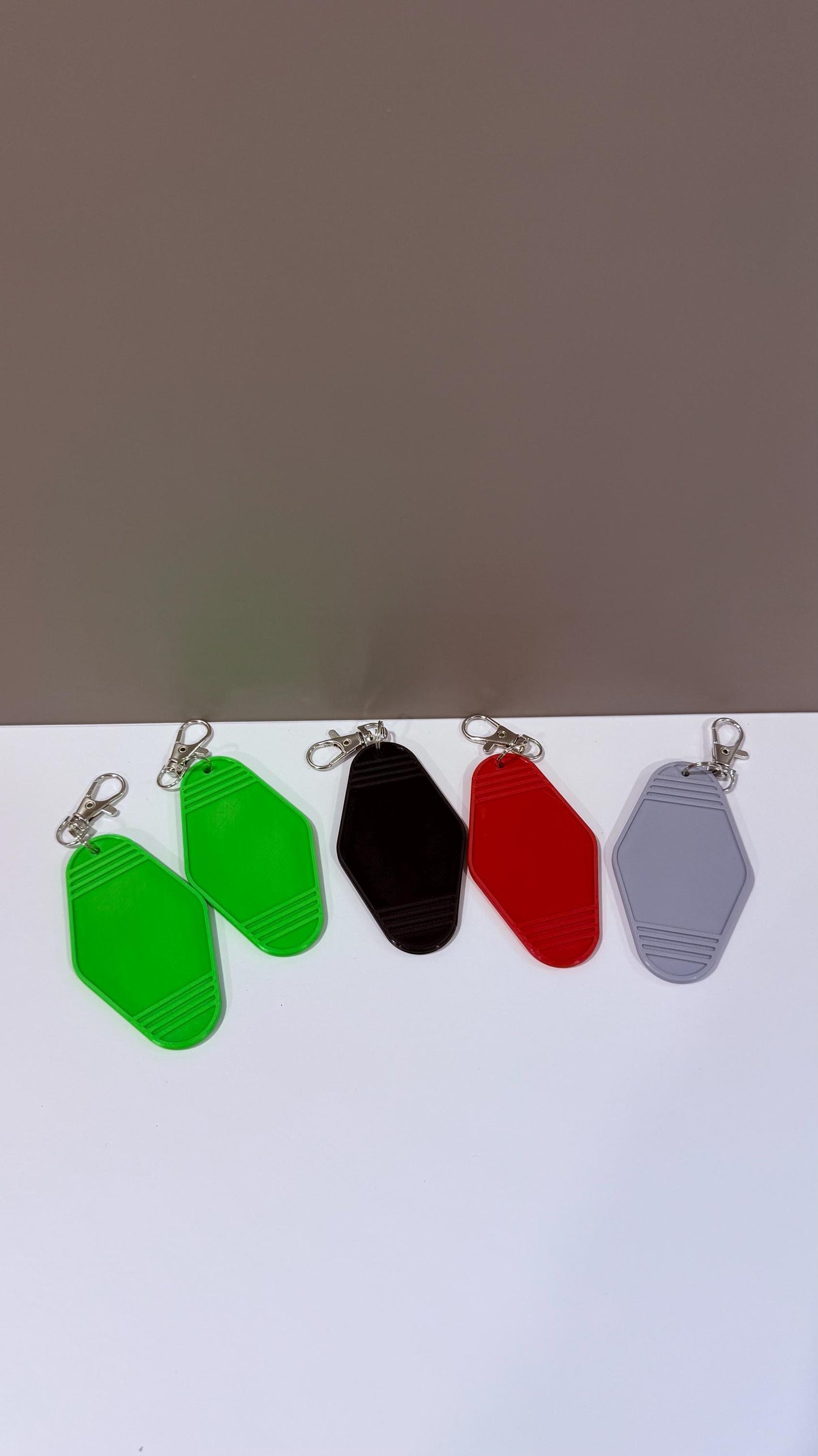 Retro Motel Keychain – 30+ Colors – NFC Option – Personalized Key Tag – Custom Gift – Bulk Discounts