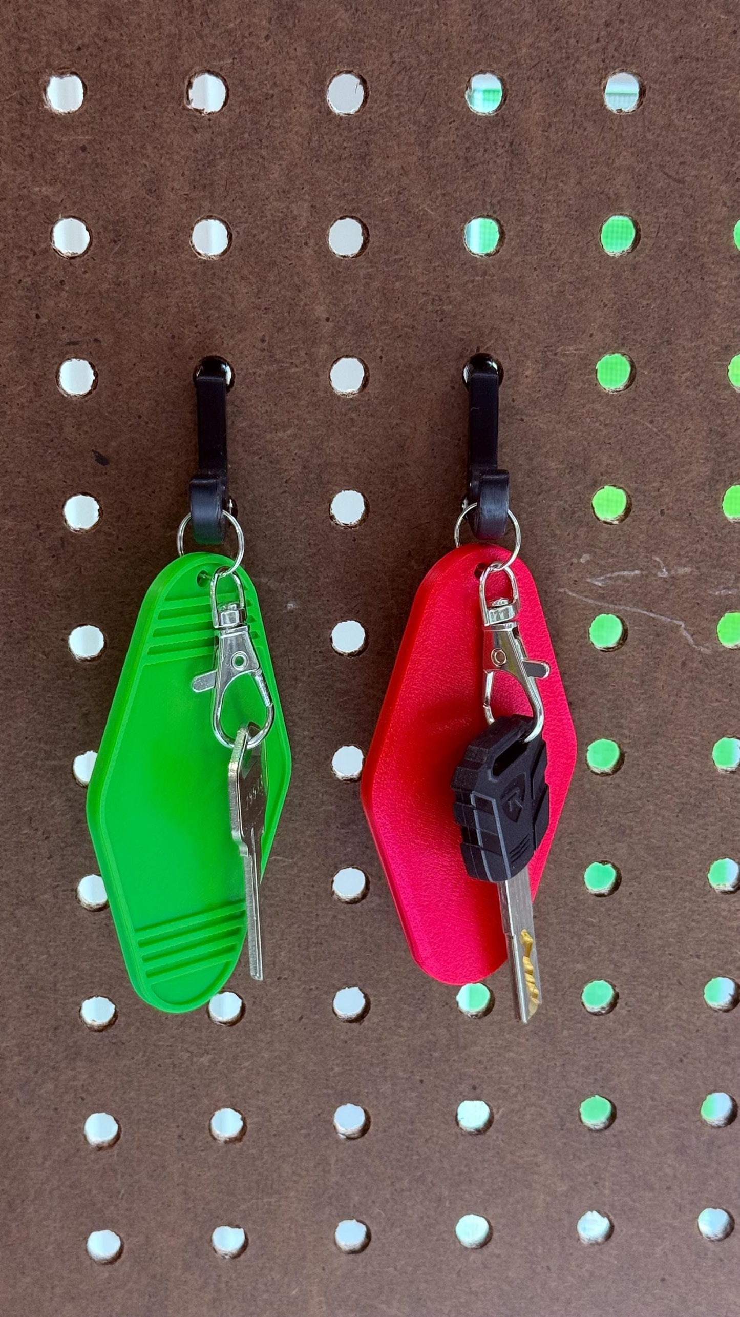Retro Motel Keychain – 30+ Colors – NFC Option – Personalized Key Tag – Custom Gift – Bulk Discounts