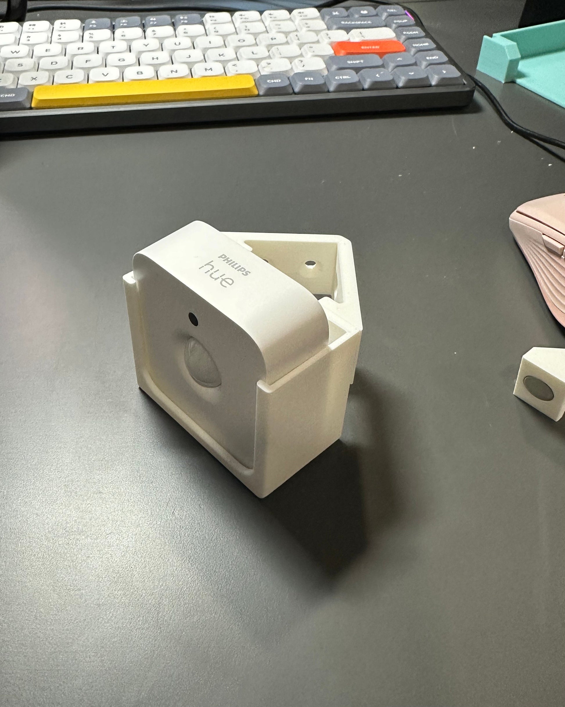 Hue Motion Sensor Multi-Mount – Magnetic Mount for Versatile Placement