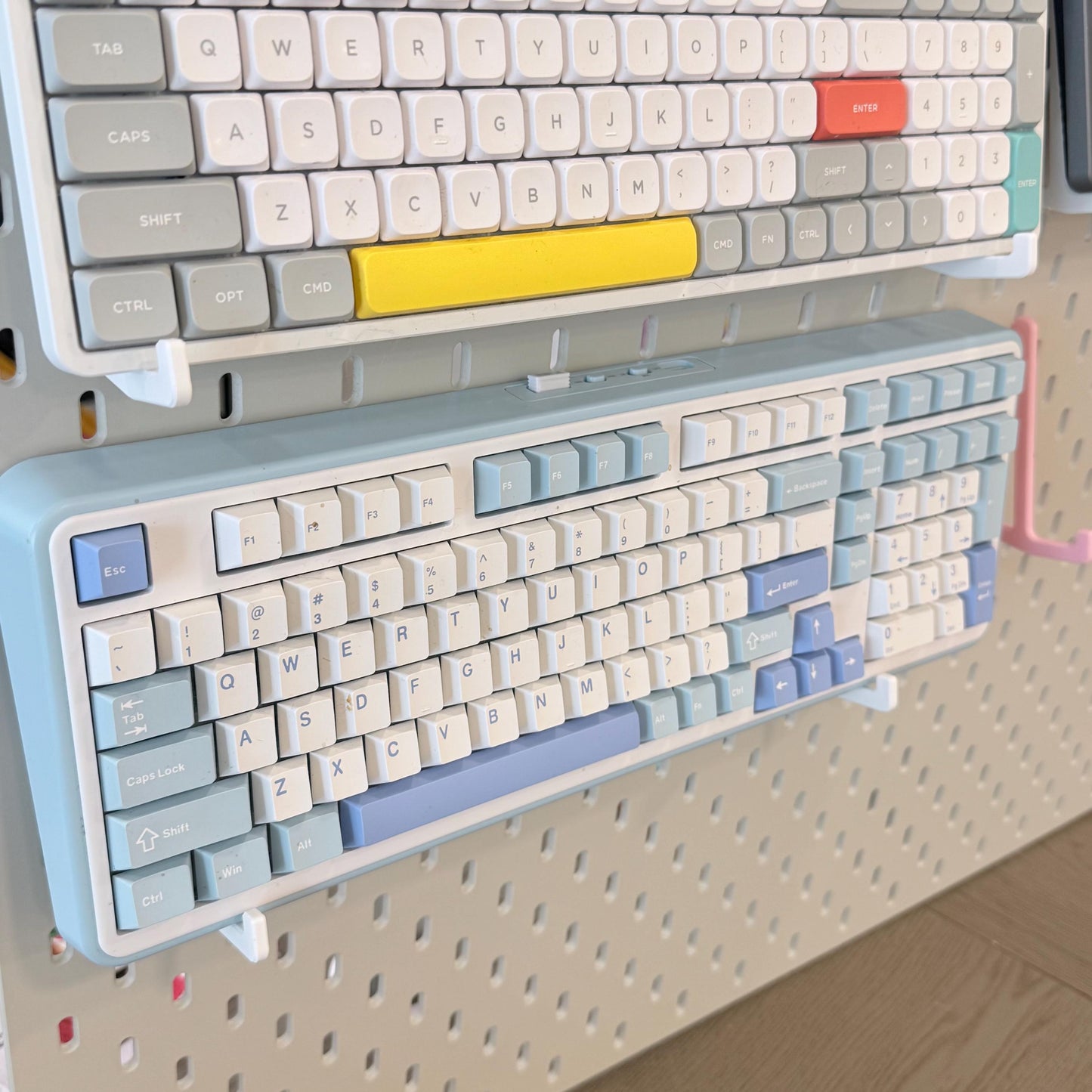 Keyboard Wall Mount Hooks for IKEA SKÅDIS Pegboard - 3D Printed Pair for Mechanical and Gaming Keyboards - 30+ Colors